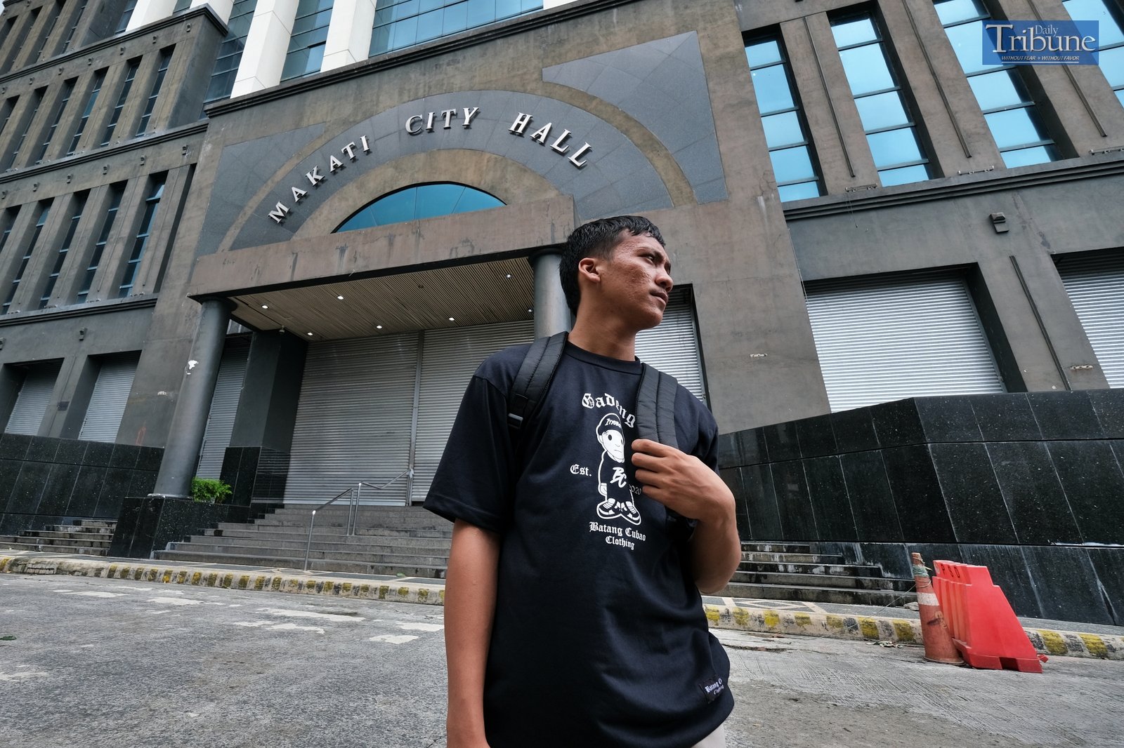 TRIBUNE-man-outside-makati-city-hall